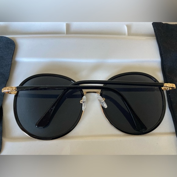 Vintage 90’s gold black rimmed sunglasses - Picture 2 of 7